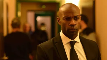 La chaqueta de traje usada por Malcolm (David Gyasi) en Cold Blood Legacy: The Memory of Blood