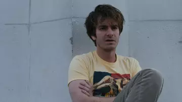 Emanuele Taglietti Arte en camiseta amarilla usada por Sam (Andrew Garfield) como se ve en Under the Silver Lake