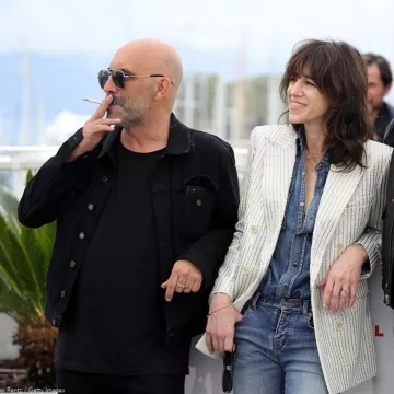 Chaqueta de traje blanco a rayas de Charlotte Gainsbourg en el photocall LUX ÆTERNA de Gaspar Noé el 19 de mayo de 2019 en el Festival de Cine de Cannes