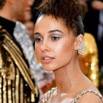 Pendientes ascendentes de pedrería de plata usados por Naomi Scott el 6 de mayo de 2019 en la Gala MET