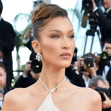 The red lips rosé Bella Hadid on the account Instagram of @dior