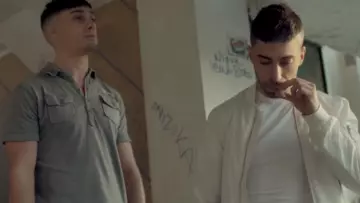 Le bomber blanc Al Duca D’Aosta porté par Ademo dans le clip Deux frères de PNL