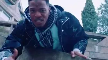 The hoody Crooked Tongues carried by Niska in her video clip Giuseppe (#MéchantMéchant 1)