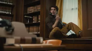 Le pantalon en velours marron de Ted Bundy (Zac Efron) dans Extremely Wicked, Shockingly Evil and Vile