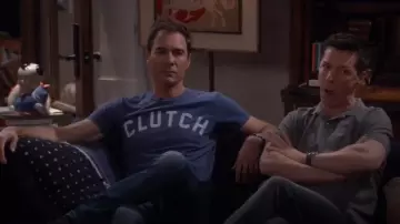 Sol Angeles Embrayage encolure ras du cou T-Shirt porté par will Truman (Eric McCormack) dans will & Grace (S01E12)