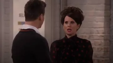 Miu Miu Strawberry & Cherry Print Tie-Neck Blusa usada por Karen Walker (Megan Mullally) en Will & Grace (S01E13)