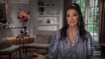 Diane von Furstenberg Nami Pure Soie Foulard en Mousseline de soie Chemisier porté par elle-Même (Kyle Richards), Le Real Housewives de Beverly Hills (S09E14)