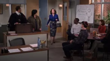 Bolso bandolera Fendi Kan I F usado por Karen Walker (Megan Mullally) en Will & Grace (S02E11)