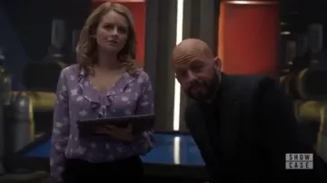 Sanctuary Jules Ruffled Faux Wrap Blusa usada por Eve Teschmacher (Andrea Brooks) en Supergirl (S04E22)