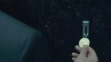 The replica of the coin of John Wick (Keanu Reeves) in John Wick