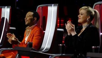 Dries Van Noten Dove Embellished Vestido wrap de manga larga usado por Kelly Clarkson en The Voice 2019