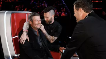 Camisa abotonada con el logotipo de Givenchy en negro usada por Adam Levine en The Voice 2019