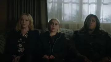 Equipo Camisa de estampado floral usada por Beth Boland (Christina Hendricks) en Good Girls (S02E12)