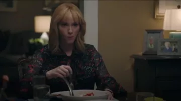 Co Long Sleeve Tie Neck Floral Print Silk Chiffon Blusa usada por Beth Boland (Christina Hendricks) en Good Girls (S02E12)