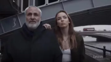 Chaqueta Dries Van Noten Bomber usada por Villanelle (Jodie Comer) en Killing Eve (S02E05)