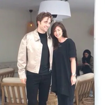 La chaqueta corta beige que lució Robert Pattinson en la Quincena de Realizadores el 19 de mayo de 2019 con motivo del Festival de Cannes