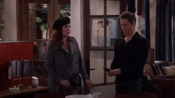 Abrigo a cuadros largos de Sandro usado por Grace Adler (Debra Messing) en Will & Grace (S02E14)