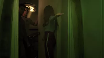 Le pantalon rouge à bandes Nº21 porté par Cheryl Blossom (Madelaine Petsch) dans Riverdale (S03E22)