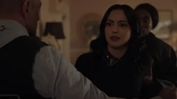 Le petit pull à col décoré Club Monaco de Veronica Lodge (Camila Mendes) dans Riverdale (S03E22)