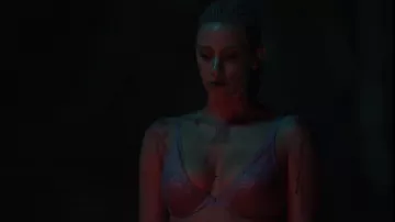 Le soutien gorge Natori de Betty Cooper (Lili Reinhart) dans Riverdale (S03E22)