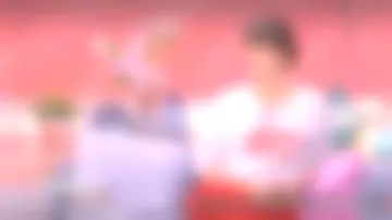 Le sweat étoiles de Faustine Bollaert dans Ça commence aujourd'hui