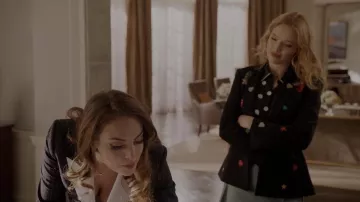 La blusa negra de lunares alice + Olivia usada por Kirby Anders (Maddison Brown) en Dynasty (S02E21)