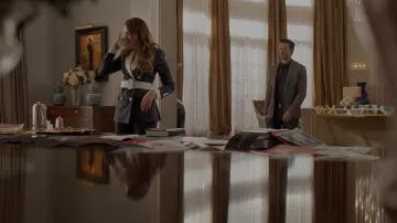 Le blazer rayé Racil porté par Fallon Carrington (Elizabeth Gillies) dans Dynastie (S02E21)