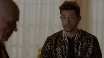 Le blouson bomber imprimé léopard Garcons Infideles de Sam Jones (Rafael de la Fuente) dans Dynastie (S02E21)