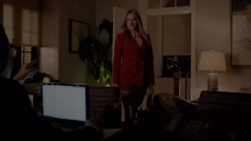 La jupe rouge de tailleur Bella Freud portée par Kirby Anders (Maddison Brown) dans Dynastie (S02E21)