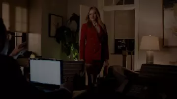 La jupe rouge de tailleur Bella Freud portée par Kirby Anders (Maddison Brown) dans Dynastie (S02E21)