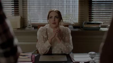 La blusa blanca de lunares Marc Jacobs de Fallon Carrington (Elizabeth Gillies) en Dinastía (S02E21)