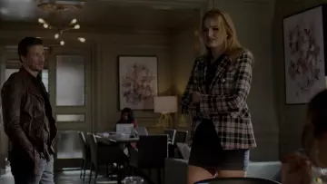 Le blazer à carreaux Veronica Beard porté par Kirby Anders (Maddison Brown) dans Dynastie (S02E21)