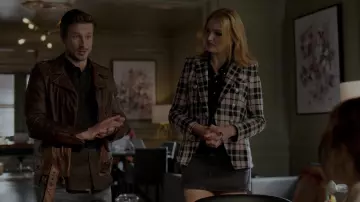 La blouse noire Alexander Wang de Kirby Anders (Maddison Brown) dans Dynastie (S02E21)