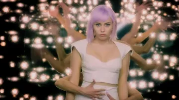 The crop-top white Ashley O (Miley Cyrus) in Black Mirror S05E03