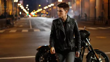 Le perfecto en cuir matelassé de Batwoman (Ruby Rose) dans Batwoman (S01)