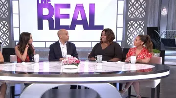Topshop Dalmation Pli en V-Cou Satin Blouse porté par Adrienne Bailon sur Le Réel Mai 17,2019