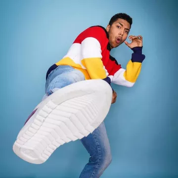Le pull multicolore Rag & Bone porté par Chance Perdomo sur son compte Instagram