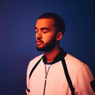 La chaqueta bomber blanca y negra que usó Oli en @bigfloetoli_citation_