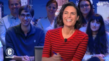 Le pull rouge à rayures de Alessandra Sublet dans C'est Canteloup