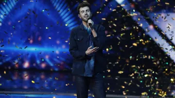 La chemise bleue à double poches portée par Duncan Laurence dans Eurovision