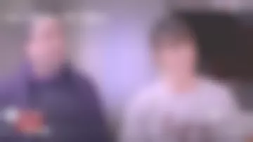 Le sweat gris "Ce je ne sais quoi" de Faustine Bollaert dans A Table ! Mangez sain, dépensez moins le 21.05.2019