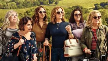 Blusa de crepe de chine de seda estampada Joie Addie B usada por Rebecca (Rachel Dratch) en Wine Country