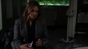 Vince Half Placket Silk Blouse worn by Olivia Benson (Mariska Hargitay) in Law & Order: Special Victims Unit (S20E22)