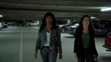BLANKNYC Drape Front Faux Suede Jacket usada por CJ Emerson (Merrin Dungey) en The Fix (S01E07)