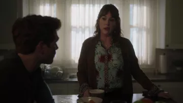 Blusa azul floral de Mary Andrews (Molly Ringwald) en Riverdale (S03E20)