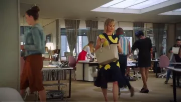 Helmut Lang Falda empotrada de encaje plisado usada por Jacqueline Carlyle (Melora Hardin) en The Bold Type (S03E06)