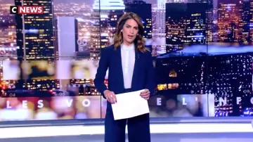 Camisa blanca de Sonia Mabrouk con cuello con volantes en Les voix de l'info en CNews el 16 de mayo de 2019