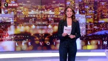 Chaqueta blazer de Sonia Mabrouk con rayas delgadas y brillantes en Voices of The News en CNews el 15 de mayo de 2019
