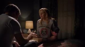 Sudadera de la Facultad de Derecho de Samoa Americana usada por Kim Wexler (Rhea Seehorn) en Better Call Saul (S02E02)