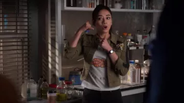 The t-shirt I literally can knot of Ella Lopez (Aimee Garcia) in Lucifer (S04E02)